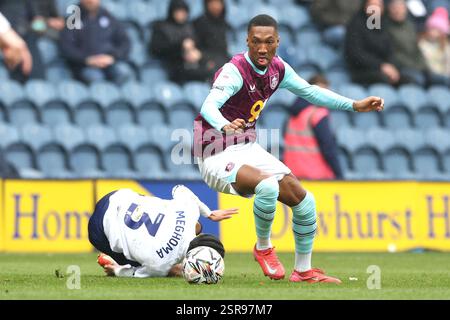 Burnleys Jaidon Anthony (rechts) und Preston North End Jayden Meghoma kämpfen um den Ball während des Sky Bet Championship Matches in Deepdale, Preston. Bilddatum: Samstag, 15. Februar 2025. Stockfoto
