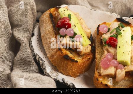 Sandwich mit Kabeljauleber. Gesundes Lebensmittelkonzept. Hintergrund zu Lebensmittelrezepten. Nahaufnahme Stockfoto