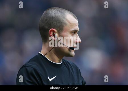 Preston, Großbritannien. Februar 2025. Match Schiedsrichter Andrew Kitchen während des Sky Bet Championship Matches Preston North End gegen Burnley in Deepdale, Preston, Großbritannien, 15. Februar 2025 (Foto: Jorge Horsted/News Images) in Preston, Großbritannien am 15. Februar 2025. (Foto: Jorge Horsted/News Images/SIPA USA) Credit: SIPA USA/Alamy Live News Stockfoto