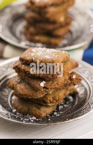 Spanische Snackcracker mit schwarzen Oliven und anchois Stockfoto