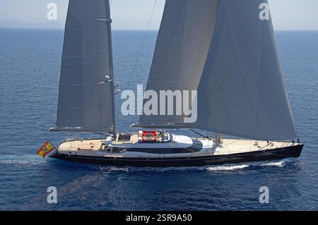 Blick aus der Vogelperspektive auf die herrliche Luxusyacht Nirvana unter Vollsegel auf ruhigem Meereswasser, Stockfoto