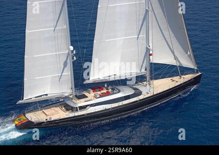 Blick aus der Vogelperspektive auf die herrliche Luxusyacht Nirvana unter Vollsegel auf ruhigem Meereswasser, Stockfoto