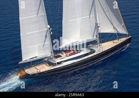 Blick aus der Vogelperspektive auf die herrliche Luxusyacht Nirvana unter Vollsegel auf ruhigem Meereswasser, Stockfoto