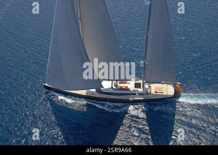 Blick aus der Vogelperspektive auf die herrliche Luxusyacht Nirvana unter Vollsegel auf ruhigem Meereswasser, Stockfoto