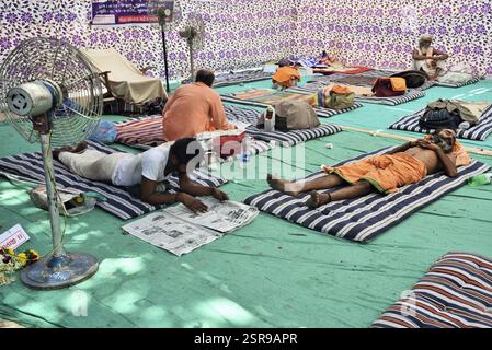 Hinduistischen sadhus ruhend, Valsad, Gujarat, Indien, Asien Stockfoto