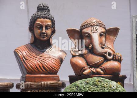 Götzenbilder von Lord Ganesha und Buddha, zum Verkauf gehalten, Thane, Maharashtra, Indien, Asien Stockfoto