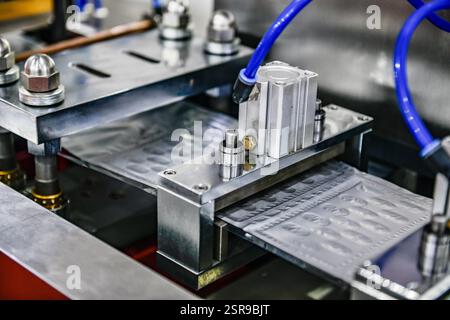 Aluminiumfolie Blisterpackung zum Schutz vor Licht in der Produktionslinie, industrielles pharmazeutisches Konzept Stockfoto