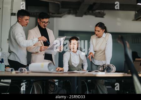 Vielfältiges Team, das an Architekturprojekten in modernen Büros arbeitet Stockfoto