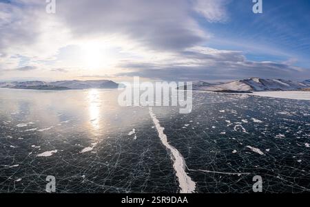 Blick von oben auf den Blue Clear Ice Lake Baikal. Rissüberzug auf gefrorenem Wasser. Kalte Winterlandschaft an sonnigem Tag, natürlicher Hintergrund Stockfoto
