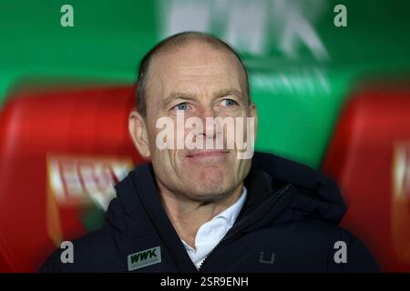 ! ACHTUNG FOTOMONTAGE! Hier im Bild Jess Thorup, Trainer (FC Augsburg) der auf der Trainerbank sitzt, der Hintergrund wurde dynamisch verwischt, Symbolbild Stockfoto