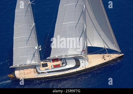 Blick aus der Vogelperspektive auf die herrliche Luxusyacht Nirvana unter Vollsegel auf ruhigem Meereswasser, Stockfoto