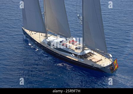 Blick aus der Vogelperspektive auf die herrliche Luxusyacht Nirvana unter Vollsegel auf ruhigem Meereswasser, Stockfoto