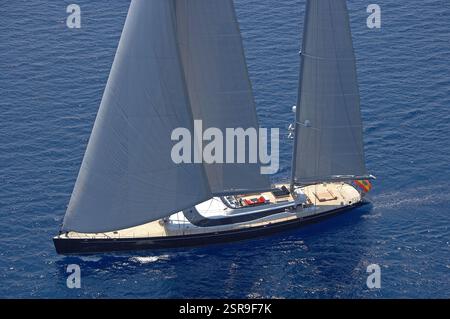 Blick aus der Vogelperspektive auf die herrliche Luxusyacht Nirvana unter Vollsegel auf ruhigem Meereswasser, Stockfoto