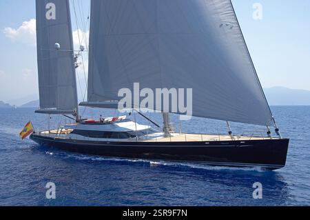 Blick aus der Vogelperspektive auf die herrliche Luxusyacht Nirvana unter Vollsegel auf ruhigem Meereswasser, Stockfoto