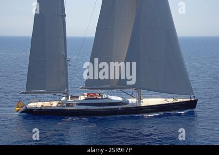 Blick aus der Vogelperspektive auf die herrliche Luxusyacht Nirvana unter Vollsegel auf ruhigem Meereswasser, Stockfoto