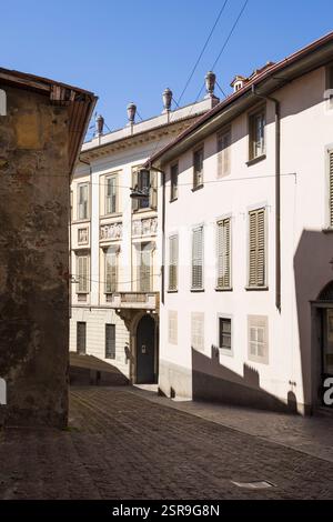Typische Straßenszene im historischen Stadtzentrum von Bergamo, Italien Stockfoto