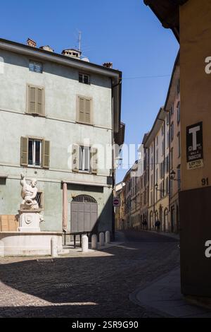 Fontana del Delfino, Via Pignolo, Bergamo, typische Straßenszene in Citta Bassa, historisches Zentrum. Stockfoto