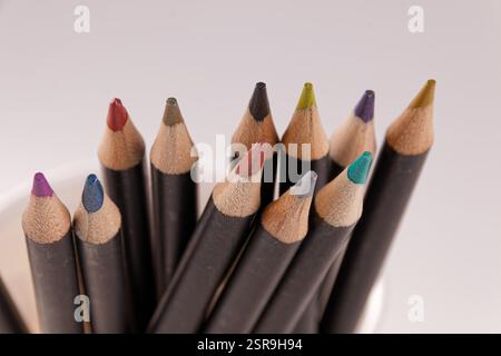 Ein Satz farbiger Bleistifte wird mit weißem Hintergrund, Nahaufnahme-Bild gezeigt Stockfoto