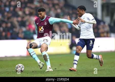 Burnleys Josh Laurent (links) und Jayden Meghoma von Preston North End kämpfen um den Ball während des Sky Bet Championship Matches in Deepdale, Preston. Bilddatum: Samstag, 15. Februar 2025. Stockfoto