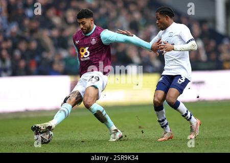 Burnleys Josh Laurent (links) und Jayden Meghoma von Preston North End kämpfen um den Ball während des Sky Bet Championship Matches in Deepdale, Preston. Bilddatum: Samstag, 15. Februar 2025. Stockfoto