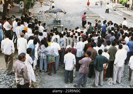 Die Zuschauer beobachten das World Cup Cricket Match auf der Straße, Bombay Mumbai, Maharashtra, Indien, Asien Stockfoto