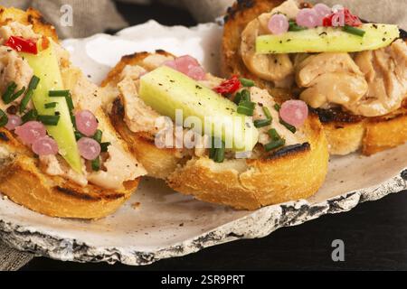 Sandwich mit Kabeljauleber. Gesundes Lebensmittelkonzept. Hintergrund zu Lebensmittelrezepten. Nahaufnahme Stockfoto