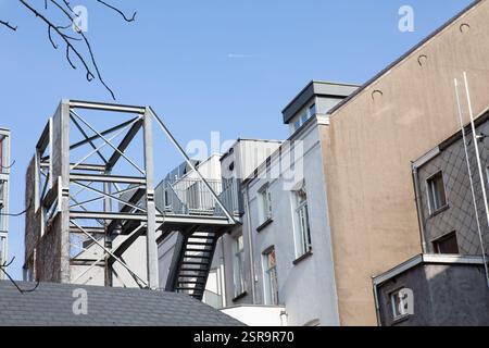 In einem alten Gebäude befindet sich im Brandfall eine Nottreppe Stockfoto