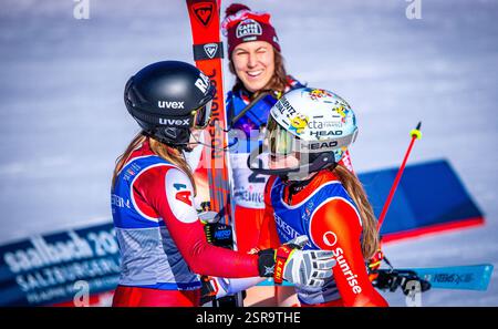 Saalbach Hinterglemm, Österreich. Februar 2025. Alpinski: Weltmeisterschaften, Slalom, Frauen, 2. Lauf, Goldmedaillengewinnerin Camille Rast (r) wird von Katharina Liensberger (l) aus Österreich gratuliert. In der Mitte steht Zweiter Wendy Holdener aus der Schweiz. Quelle: Jens Büttner/dpa/Alamy Live News Stockfoto