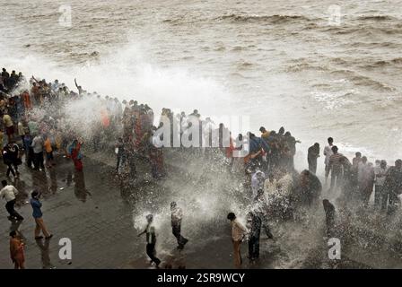 Menschen, die Hochwasser genießen, am Marine Drive, Bombay Mumbai, Maharashtra, Indien 23. Juli 2009 Stockfoto