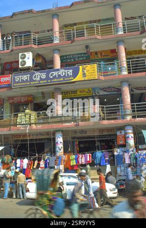 Fahrradrikschas im Straßenverkehr, Dhaka, Bangladesch, Asien Stockfoto