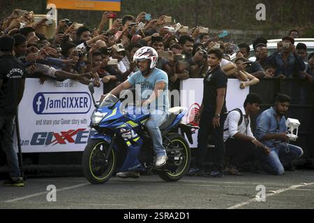 Der Bollywood-Schauspieler Salman Khan fährt während der Promotion am 14. Mai 2016 in Mumbai, Indien, mit dem Suzuki Gixxer Bike Stockfoto