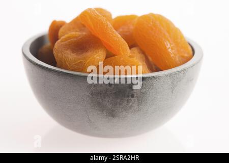 Leckere getrocknete Aprikosen in eine Schüssel geben Stockfoto