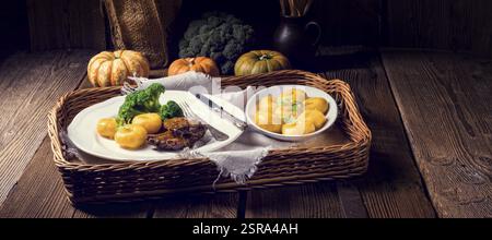 Knödel mit Kürbismus und gegrillten Rippchen Stockfoto