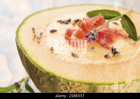 Frische Melonensuppe mit parmaschinken und Lavendelblüten, Polen, Europa Stockfoto
