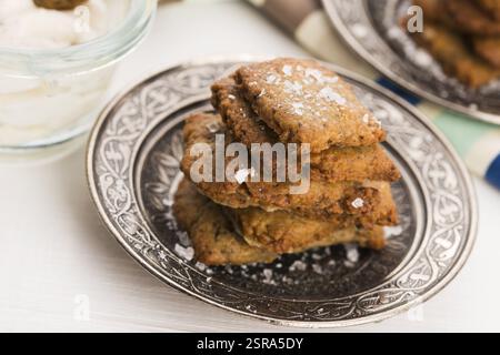 Spanische Snackcracker mit schwarzen Oliven und anchois Stockfoto