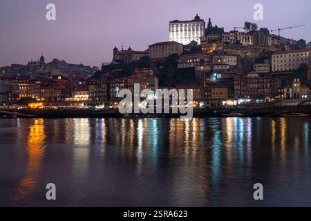 Nachtansicht auf Porto vom Fluss Duoro. Portugal. Stockfoto