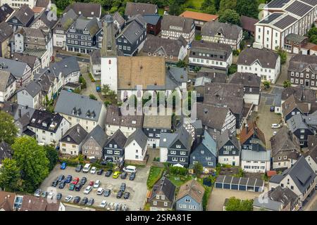 Aus der Vogelperspektive, evangelische Stadtkirche und Kirchplatz im Stadtzentrum mit historischen Fachwerkhäusern, grünen Bäumen, Bad Laasphe, Wittgensteiner Stockfoto