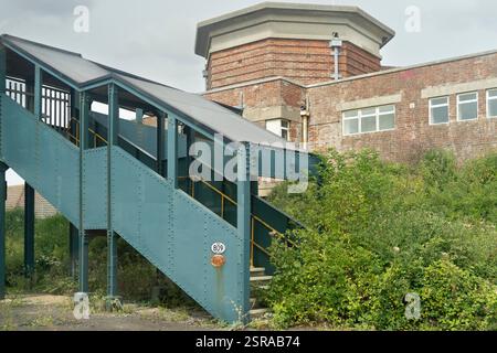 Fußgängerbrücke aus Stahl über Eisenbahngleise Stockfoto