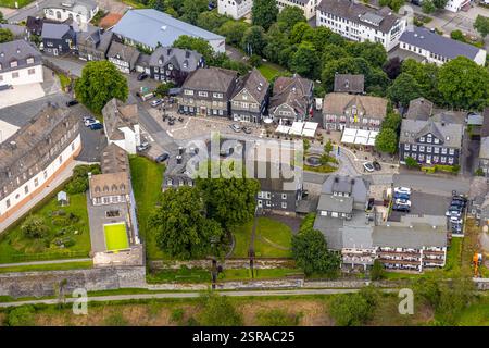 Aus der Vogelperspektive, Goetheplatz im Stadtzentrum mit Denkmal Wilhelm I., historische Häuser, Restaurants und Cafés mit Sonnenschirmen, Wassertank am Schloss Stockfoto