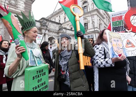London, Großbritannien. 15. Februar 2025. Eine Frau hat einen großen Schlüssel in der Hand, der die Rückkehr palästinensischer Flüchtlinge symbolisiert, die von Israelis aus ihren Häusern vertrieben wurden, während sich palästinensische Unterstützer in Whitehall versammeln, bevor sie den 24. Nationalmarsch für Palästina an die US-Botschaft richten, Gerechtigkeit fordern und ein Ende der israelischen Besatzung von Gaza und Westjordanland fordern und Großbritannien aufhören soll, Israel zu bewaffnen. Quelle: Ron Fassbender/Alamy Live News Stockfoto