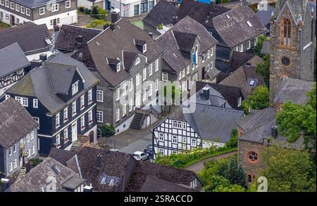 Luftaufnahme, evangelische Stadtkirche und grüne Bäume an der Schloßstraße, Wohngebiet mit historischen Häusern, Bad Berleburg, Wittgensteiner Land, Norden Stockfoto