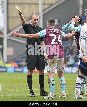 Deepdale, Preston, Großbritannien. Februar 2025. EFL Championship Football, Preston North End gegen Burnley; Josh Cullen aus Burnley spricht mit dem Schiedsrichter Credit: Action Plus Sports/Alamy Live News Stockfoto