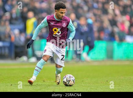 Deepdale, Preston, Großbritannien. Februar 2025. EFL Championship Football, Preston North End gegen Burnley; Marcus Edwards aus Burnley mit dem Ball Credit: Action Plus Sports/Alamy Live News Stockfoto