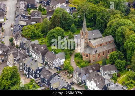 Luftaufnahme, evangelische Stadtkirche und grüne Bäume an der Schloßstraße, Wohngebiet mit historischen Häusern Bad Berleburg, Wittgensteiner Land, Nord R Stockfoto