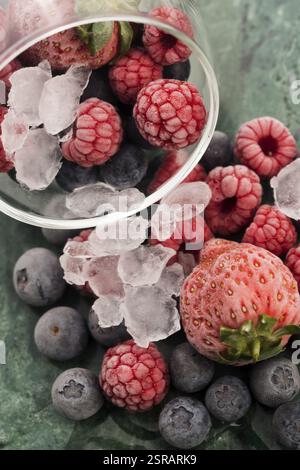 Closeup Schuß gefrorene Himbeeren, Brombeeren und Erdbeeren Stockfoto
