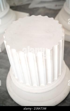 Podium antiker Putzsäulen im Innenraum Stockfoto