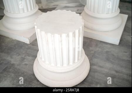 Podium antiker Putzsäulen im Innenraum Stockfoto