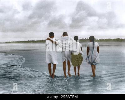 Mahatma Gandhi mit Mitarbeitern in Juhu Beach, Mumbai, Maharashtra, Indien, Asien, Mai 1944, Asien Stockfoto