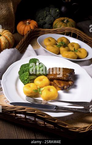 Knödel mit Kürbismus und gegrillten Rippchen Stockfoto