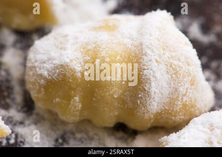 Ungekochte hausgemachte Kartoffelgnocchi mit Gabel Stockfoto